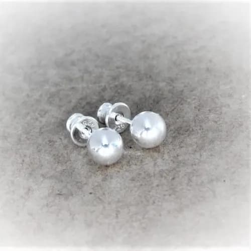 Ile kosztują srebrne kolczyki? Zrozum ceny i nie przepłacaj!