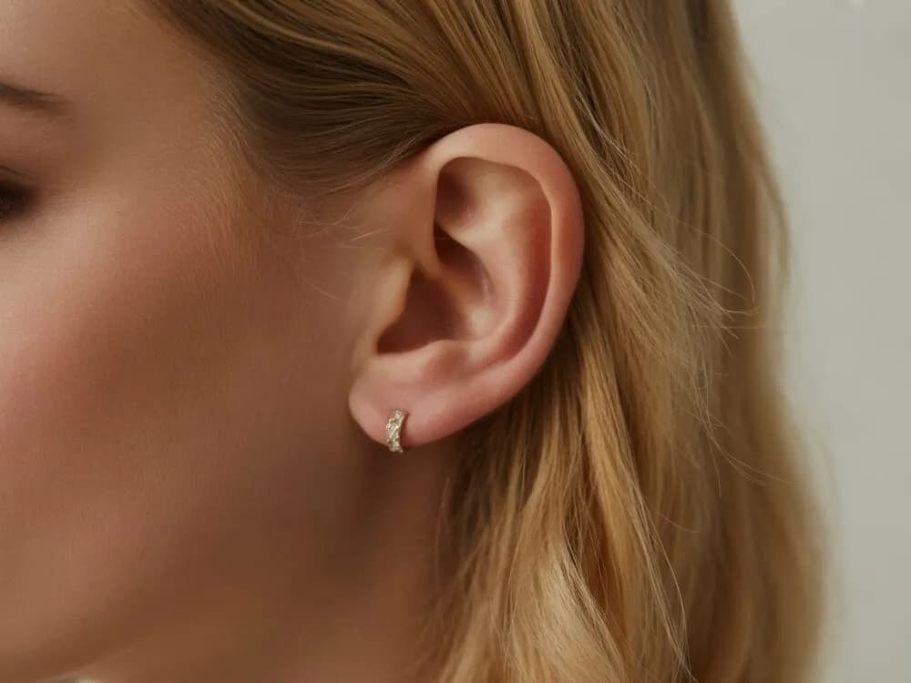 Kolczyk w uchu: Ile kosztuje? Pełny cennik i jak nie przepłacić