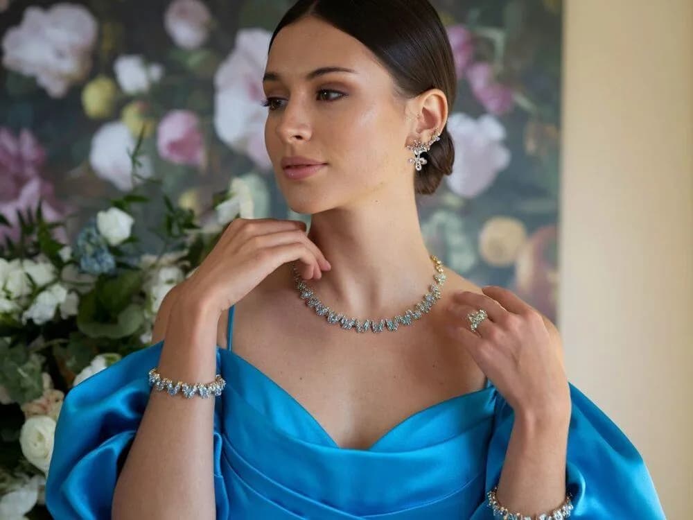 Niebieska sukienka na wesele: biżuteria, która olśni!