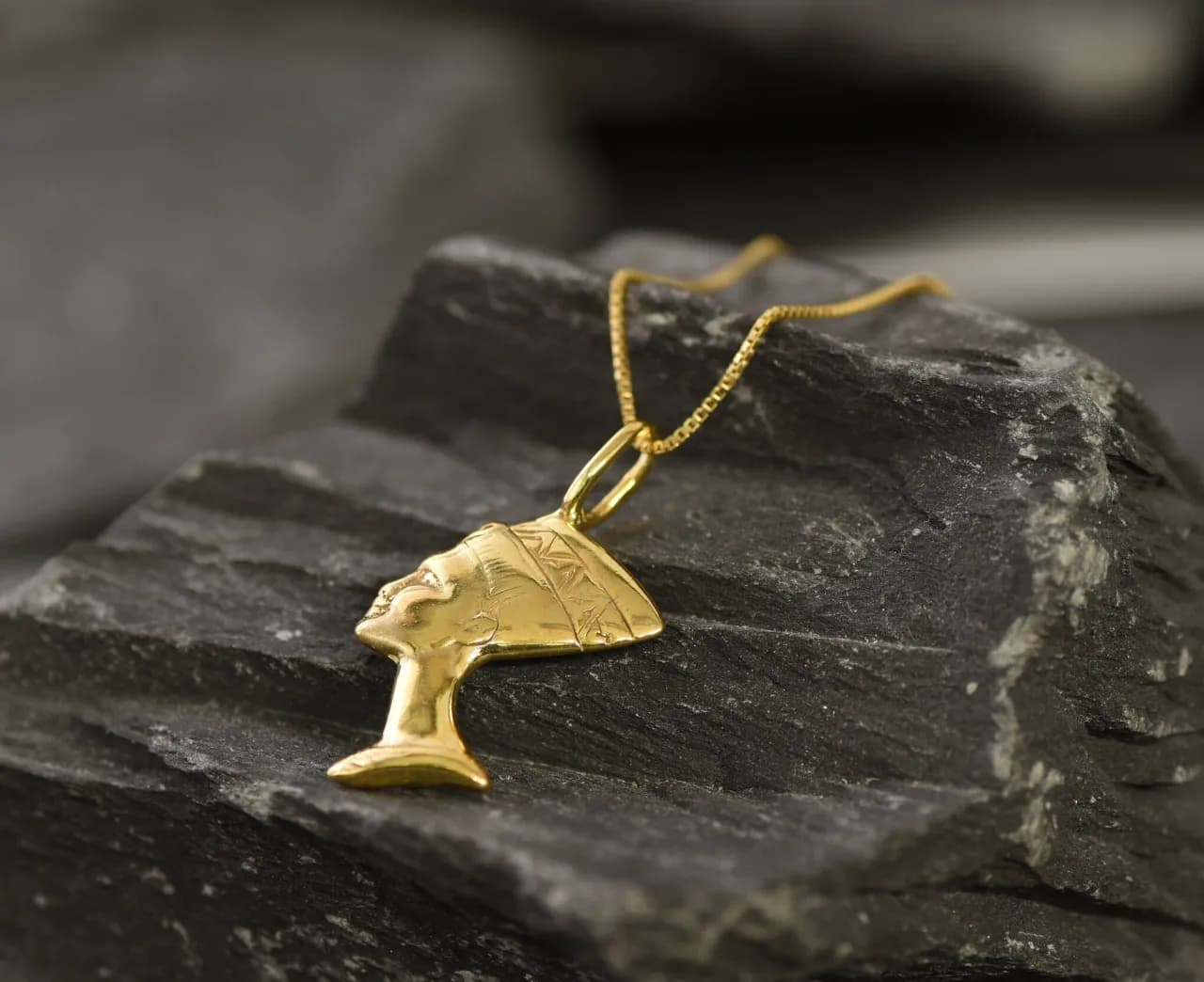 Wisiorek Nefretete: co symbolizuje? Odkryj moc starożytnej królowej