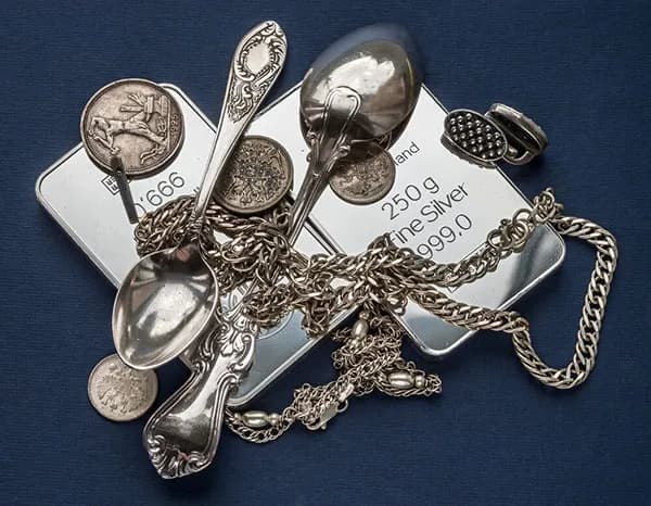 Jak skutecznie czyścić srebrną biżuterię? Porady eksperta