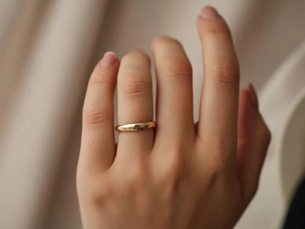 Obrączka na lewej ręce: Kto ją nosi? Polska tradycja vs. świat