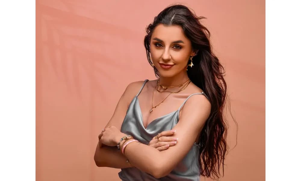 Srebrna sukienka: Jak dobrać biżuterię, by olśnić? Porady Igi Sobczak