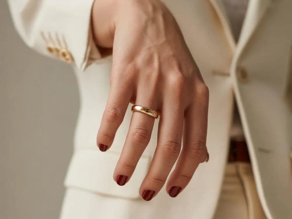 Obrączka na środkowym palcu: Co oznacza? Moda czy symbol?