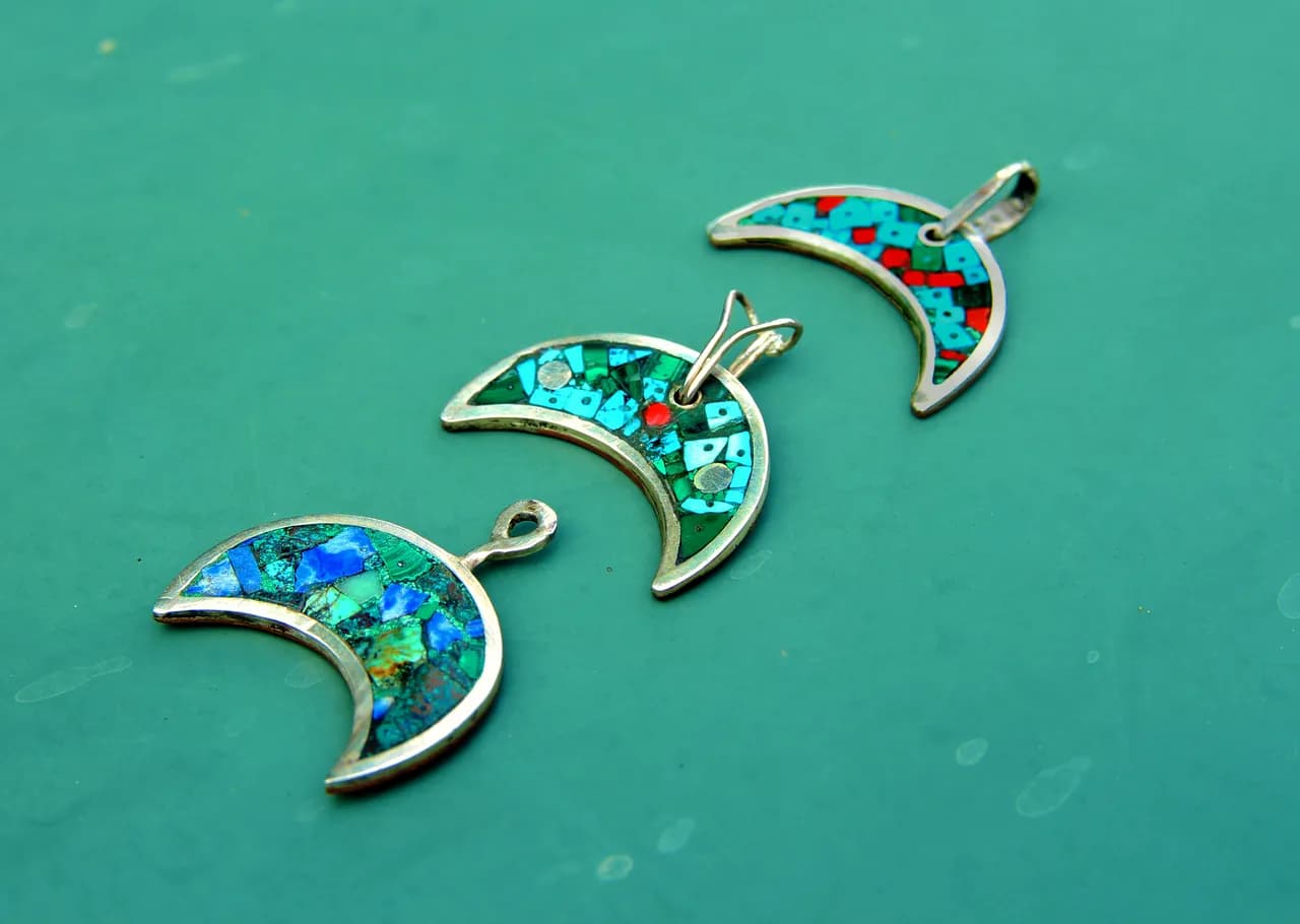 Lunula: Odkryj pradawny symbol kobiecej mocy i intuicji