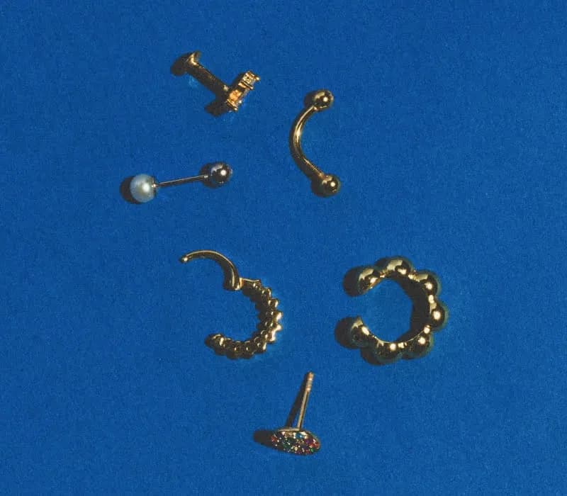 Świeży kolczyk: Czym przemywać, by szybko się zagoił?