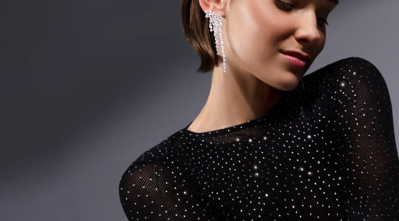 Biżuteria do cekinowej sukienki: Jak olśnić stylem, nie przesadą?