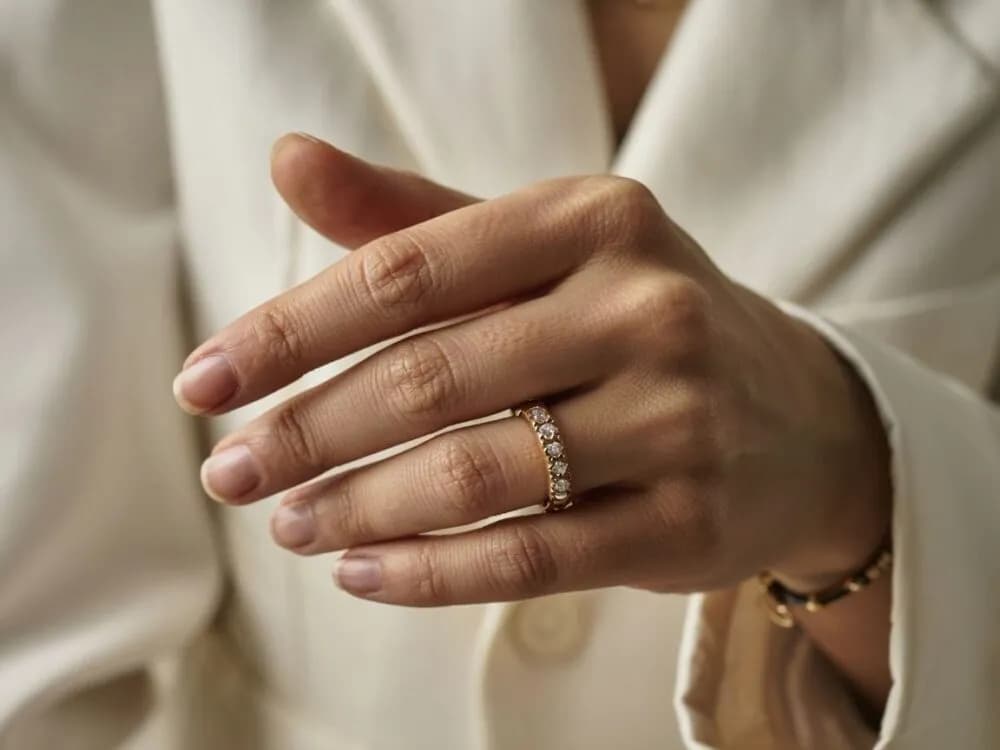 Obrączka: prawa czy lewa dłoń? Polska tradycja i świat