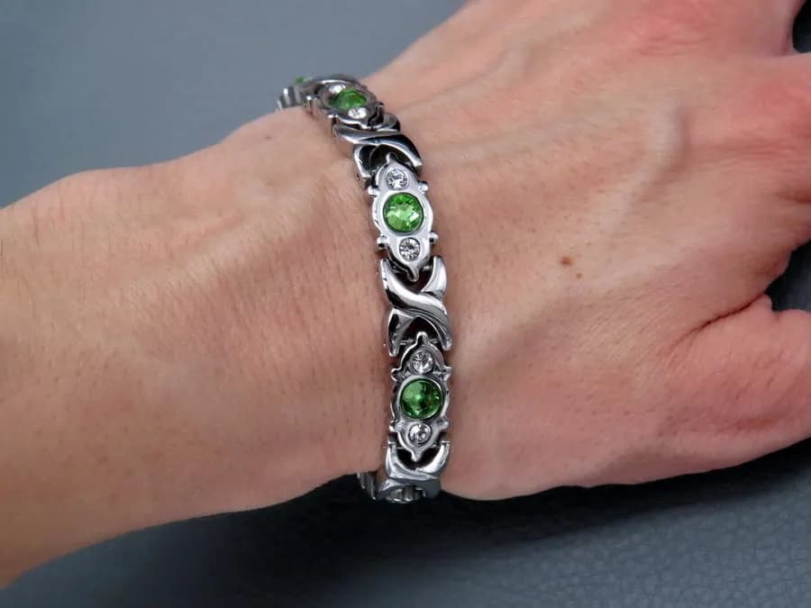 Bransoletka magnetyczna: Jak wybrać? Materiały, moc, bezpieczeństwo