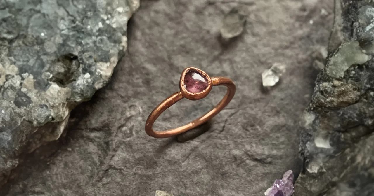 Miedziana biżuteria czernieje? Poznaj przyczyny i odzyskaj blask!