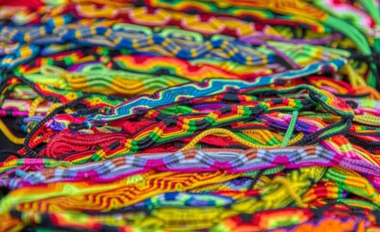 Co oznaczają kolory bransoletek sznurkowych? Odkryj ich moc!